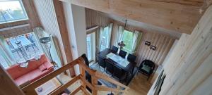 FevågにあるMatthias Hytteのソファ付きのリビングルームのオーバーヘッドビュー +7枚の写真