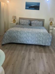 Voodi või voodid majutusasutuse Basement studio apartment toas
