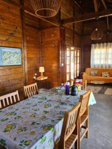 ein Esszimmer mit Tisch und Stühlen in einer Hütte in der Unterkunft Chalé na serra da mantiqueira in Piranguçu