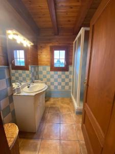 Koupelna v ubytování Casa de madera con piscina en Cambrils