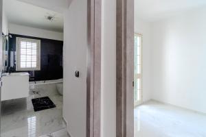 Un baño blanco con lavabo e inodoro. en Casa Chiaraluna by BarbarHouse, en Porto Cesareo 21 fotos más