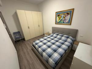 una camera da letto con un letto e un quadro sul muro di Casa al mare a Finale Ligure
