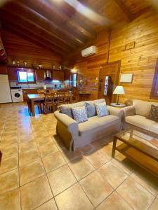 Posezení v ubytování Casa de madera con piscina en Cambrils