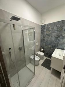 un bagno con doccia, WC e lavandino di Casa al mare a Finale Ligure Altre 21 foto