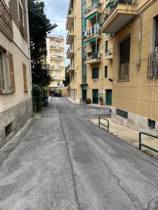 una strada vuota in una città con edifici di Casa al mare a Finale Ligure