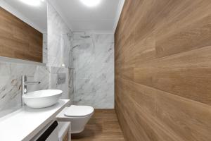 une salle de bains avec toilettes, lavabo et douche dans l'établissement Apartament Palmside Torrevieja, à Torrevieja