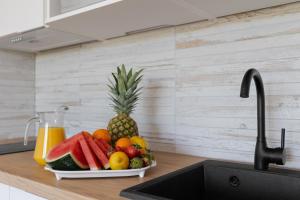 une assiette de fruits sur un comptoir à côté d'un évier dans l'établissement Apartament Palmside Torrevieja, à Torrevieja