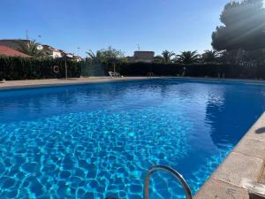 une grande piscine avec de l'eau bleue dans l'établissement Apartament Palmside Torrevieja, à Torrevieja