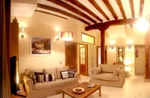 een woonkamer met 2 banken en een tafel bij Casa Rural Siguenza Domus 200m2 de Vivienda y Exterior in Sigüenza
