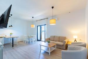 ein Wohnzimmer mit Sofa und Tisch in der Unterkunft Appartamento La Perla Luxury - MyHo Casa in Vieste