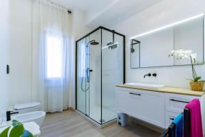ein Badezimmer mit Dusche, Toilette und Waschbecken in der Unterkunft Appartamento La Perla Luxury - MyHo Casa in Vieste + 11 Fotos