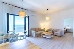 ein Wohnzimmer mit Sofa und Tisch in der Unterkunft Appartamento La Perla Luxury - MyHo Casa in Vieste