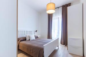 ein Schlafzimmer mit einem Bett und einem Spiegel in der Unterkunft Appartamento La Perla Luxury - MyHo Casa in Vieste