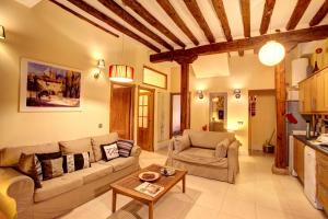 a living room with a couch and a table at Casa Rural Siguenza Domus 200m2 de Vivienda y Exterior in Sigüenza