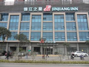 un edificio con un cartel encima en Jinjiang Inn Bengbu High-Railway Station Shengli Road, en Bengbu