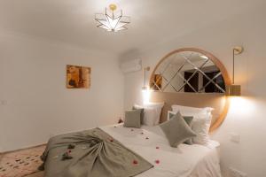 Postel nebo postele na pokoji v ubytování Riad N'S & Spa