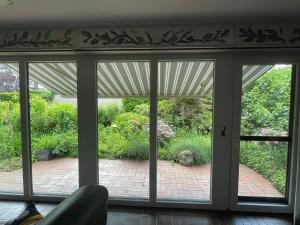 クサンテンにあるFerienhaus Magnolie Xantenの扁平窓