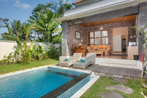 Un patio trasero con piscina y una casa. en Villa Ubud Umah Mesari, en Ubud