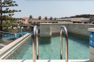 Bazén v ubytovaní Caldera Creta Paradise alebo v jeho blízkosti
