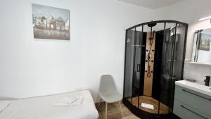 a bedroom with a shower and a bed and a mirror at Les Alouettes, maison avec studio pour 4 personnes proche de la baie. in Le Crotoy +23 photos