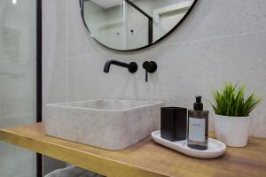 baño con lavabo de hormigón y espejo en Trópico by IVI Real Estate, en Torremolinos 16 fotos más