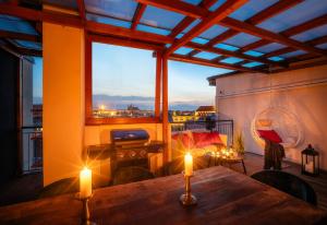 Ein Sitzbereich in der Unterkunft A/C LUX Rooftop APT 6BR+3.5Bath Wenceslas square