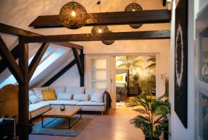 Ein Sitzbereich in der Unterkunft A/C LUX Rooftop APT 6BR+3.5Bath Wenceslas square