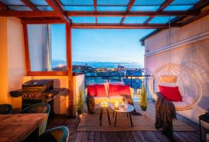 Ein Sitzbereich in der Unterkunft A/C LUX Rooftop APT 6BR+3.5Bath Wenceslas square