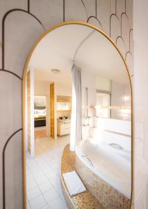 Ein Bett oder Betten in einem Zimmer der Unterkunft A/C LUX Rooftop APT 6BR+3.5Bath Wenceslas square
