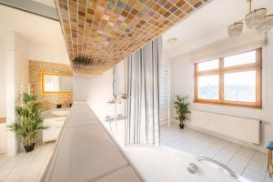Ein Badezimmer in der Unterkunft A/C LUX Rooftop APT 6BR+3.5Bath Wenceslas square
