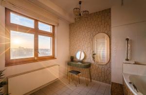 Ein Badezimmer in der Unterkunft A/C LUX Rooftop APT 6BR+3.5Bath Wenceslas square