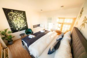 Ein Sitzbereich in der Unterkunft A/C LUX Rooftop APT 6BR+3.5Bath Wenceslas square