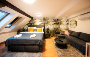 Ein Sitzbereich in der Unterkunft A/C LUX Rooftop APT 6BR+3.5Bath Wenceslas square