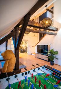 ein großer Raum mit einem Tisch mit einem Teddybär in der Unterkunft A/C LUX Rooftop APT 6BR+3.5Bath Wenceslas square in Prag