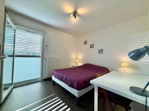 En eller flere senge i et værelse på Spacieux appartement à Annecy avec balcon et parking sécurisé - FR-1-432-29