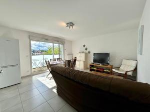 Et tv og/eller underholdning på Spacieux appartement à Annecy avec balcon et parking sécurisé - FR-1-432-29