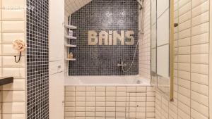 a bathroom with a tub and a sign that reads binks at Villa confortable à Morières-lès-Avignon avec jardin privé in Morières-lès-Avignon +11 photos