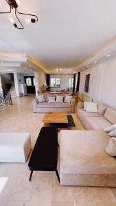 Billede fra billedgalleriet på Tropical Mountain Villa With Pool & Sea View i Kyrenia