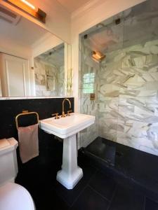 Ένα μπάνιο στο private luxe, garden, wellness home steps from Princeton