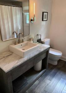 Ένα μπάνιο στο private luxe, garden, wellness home steps from Princeton