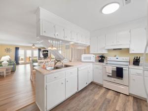 Kuchyň nebo kuchyňský kout v ubytování All About The View