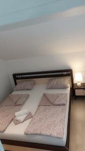 Postel nebo postele na pokoji v ubytování Lejla apartmani - Jablaničko jezero