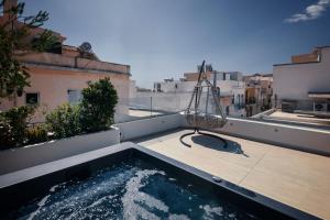 Bazén v ubytování Ninemian Suites Syros nebo v jeho okolí