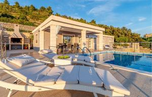 Bazén v ubytování Holiday Home Vela Luka 06 nebo v jeho okolí