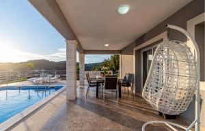 Bazén v ubytování Holiday Home Vela Luka 06 nebo v jeho okolí