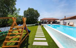 Πισίνα στο ή κοντά στο 2 Bedroom Amazing Apartment In Galovac