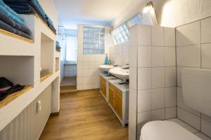 a bathroom with two sinks and a toilet at Ferienwohnung Freedom 1 Sky Terrasse High End in Northeim