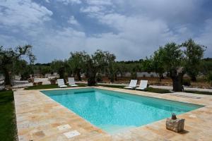Bazén v ubytování Trulli Lisanna - Luxury Trulli With Private Pool nebo v jeho okolí