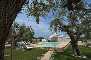 Bazén v ubytování Trulli Lisanna - Luxury Trulli With Private Pool nebo v jeho okolí