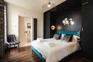 Voodi või voodid majutusasutuse Black Pearl Stays - Saltburn Apartments toas